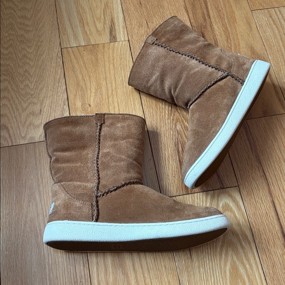 UGG Classic woman’s Mika Sneaker Boots Sz 7 - Picture 11 of 12